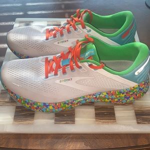 Books Adrenaline GTS 22 White Red Green Road-Running Sneakers Women’s Size 11.5